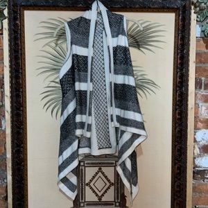 a.n.a|New Approach White Black Sweater Vest Cardigan Womens XS-S